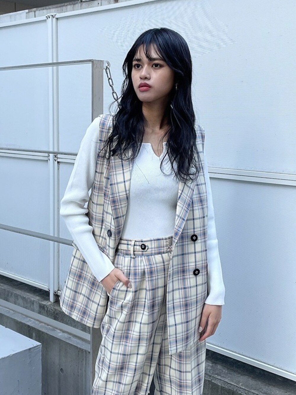 ホワイト系のニット/セーター、その他のスラックス、ブラック系のその他シューズを着用したレディースの冬コーディネートの2枚目の写真