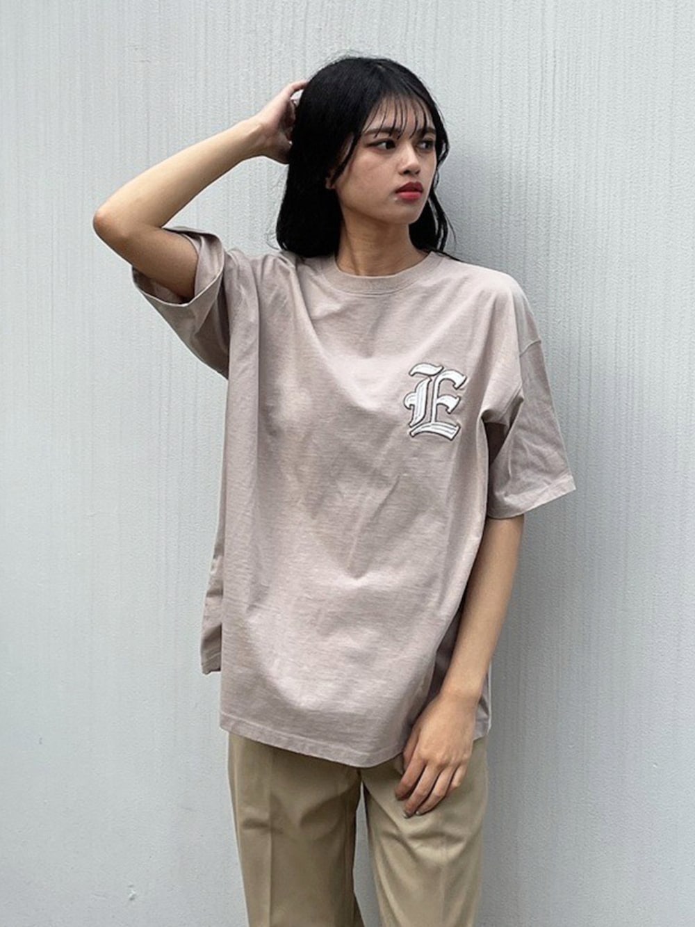 ベージュ系のTシャツ/カットソー、ベージュ系のその他パンツ、ブラック系のその他シューズを着用したレディースの春コーディネートの2枚目の写真