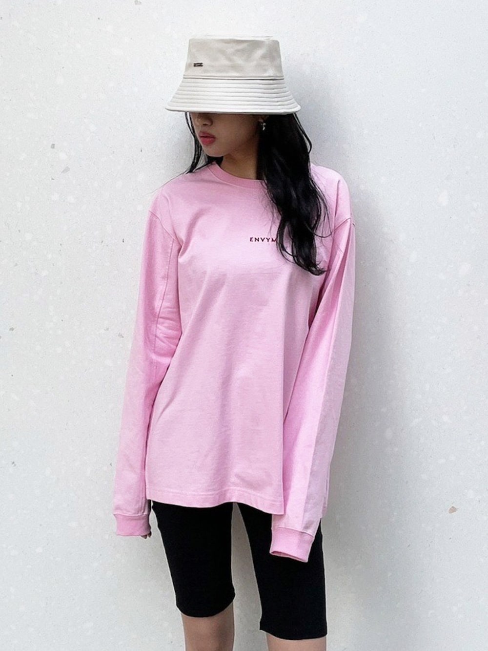 ピンク系のTシャツ/カットソー、ブラック系のその他パンツ、ホワイト系のブーツを着用したレディースの春コーディネートの2枚目の写真