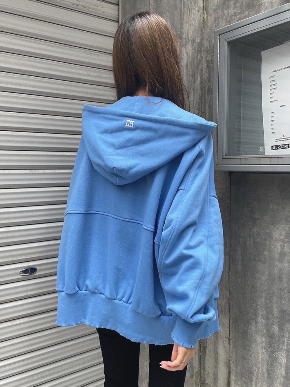 ブルー系のパーカー、ブラック系のその他パンツ、ブラック系のサンダルを着用したレディースの春コーディネートの4枚目の写真