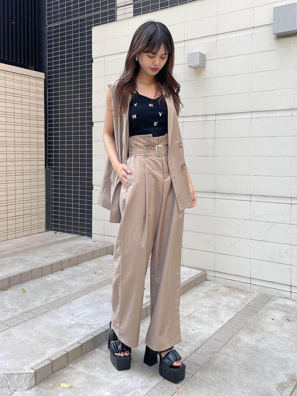 ベージュ系のその他パンツ、ブラック系のサンダル、ベージュ系のベストを着用したレディースの春コーディネートの2枚目の写真