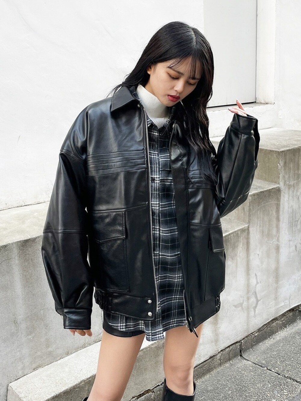 ブラック系のその他アウター、ブラック系のブーツ、その他のシャツ/ブラウスを着用したレディースの冬コーディネートの2枚目の写真