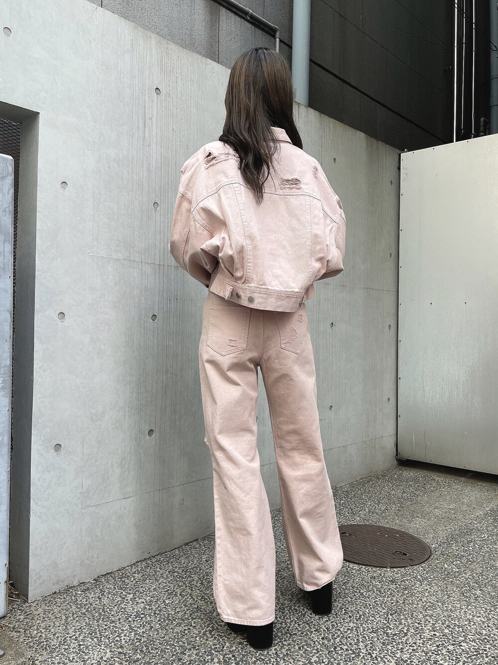 ピンク系のその他パンツ、ピンク系のその他アウター、ブラック系のサンダルを着用したレディースの冬コーディネートの2枚目の写真
