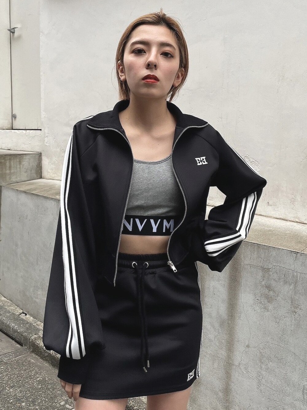 ブラック系のブルゾン、ブラック系のスカート、ブラック系のブーツを着用したレディースの春コーディネートの3枚目の写真