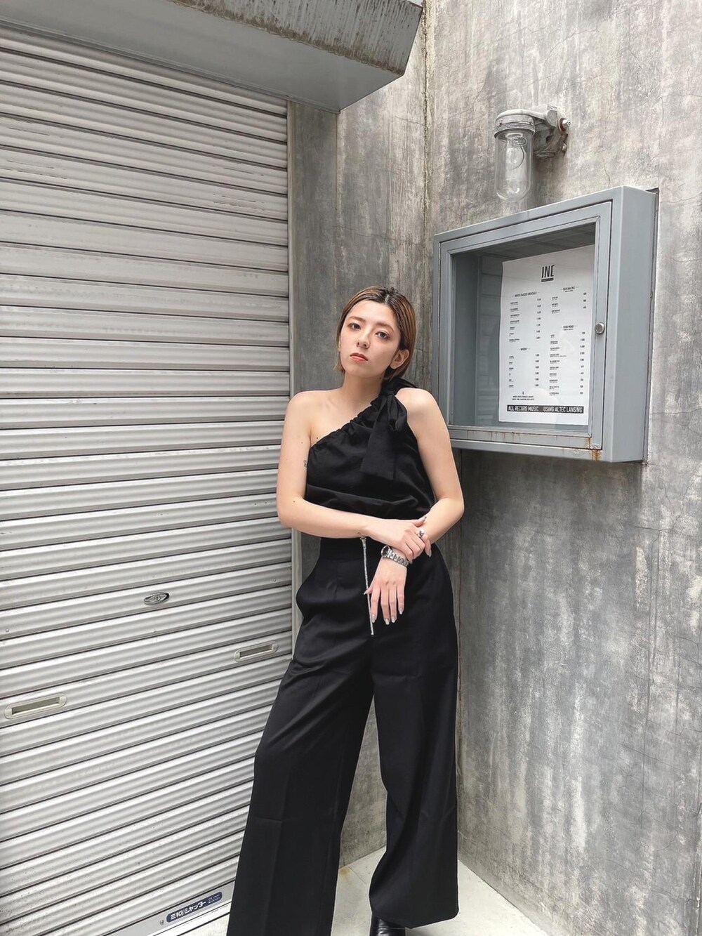 ブラック系のTシャツ/カットソー、ブラック系のサンダルを着用したレディースの春コーディネートの2枚目の写真