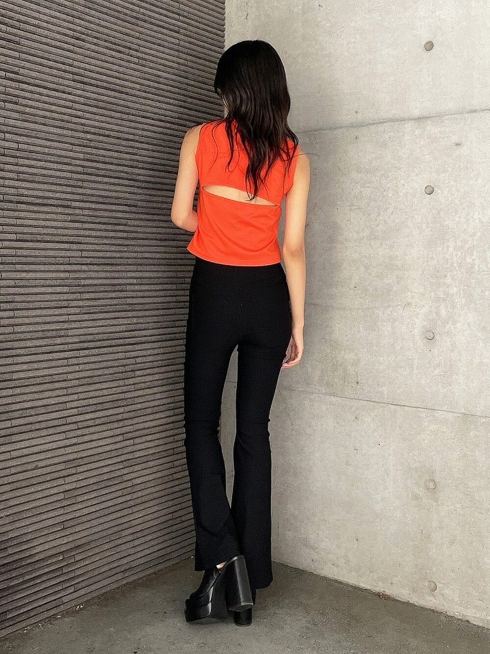 オレンジ系のTシャツ/カットソー、ブラック系のその他パンツ、ブラック系のサンダルを着用したレディースの夏コーディネートの2枚目の写真