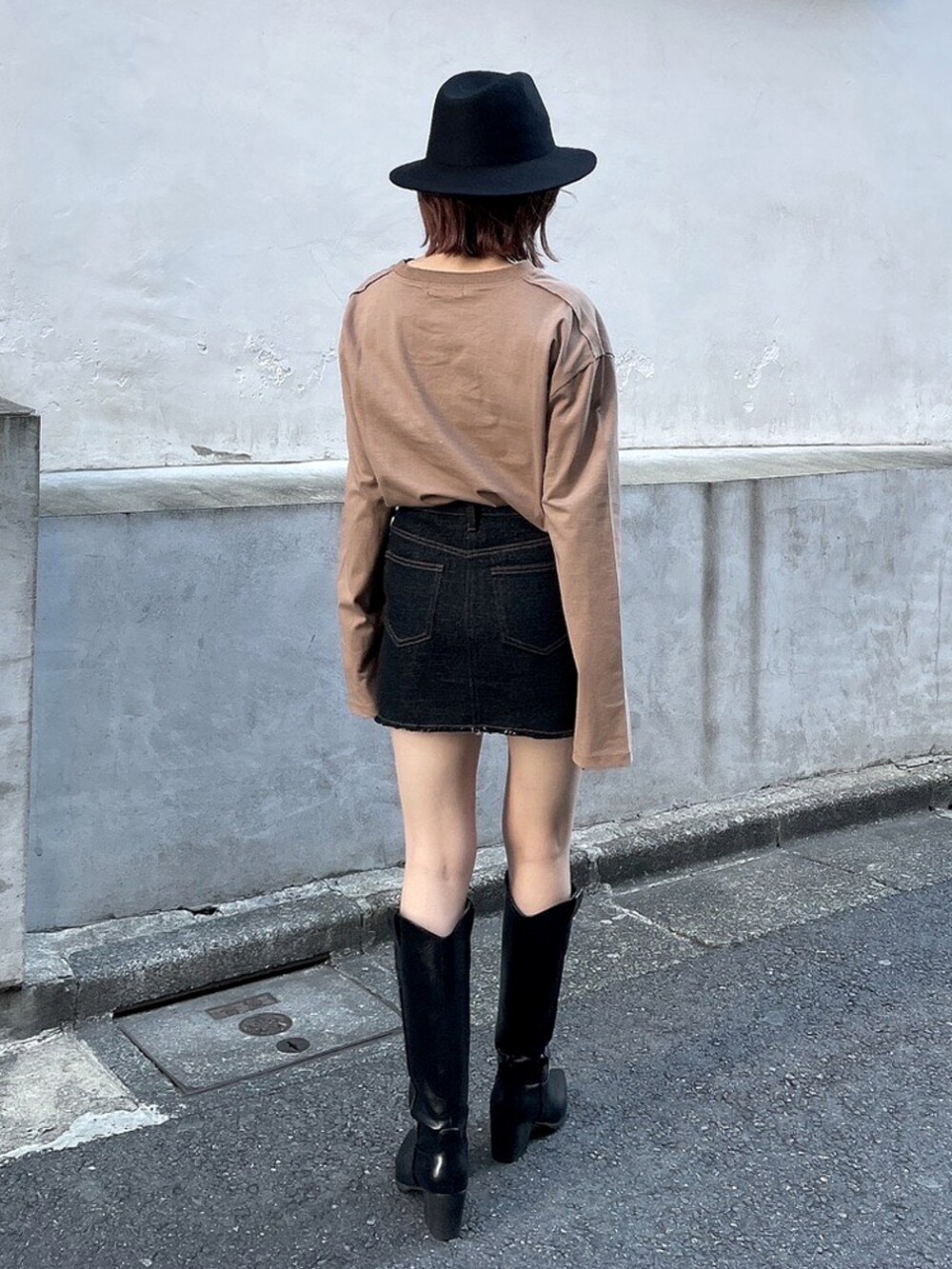 ベージュ系のTシャツ/カットソー、ブラック系のブーツを着用したレディースの冬コーディネートの3枚目の写真