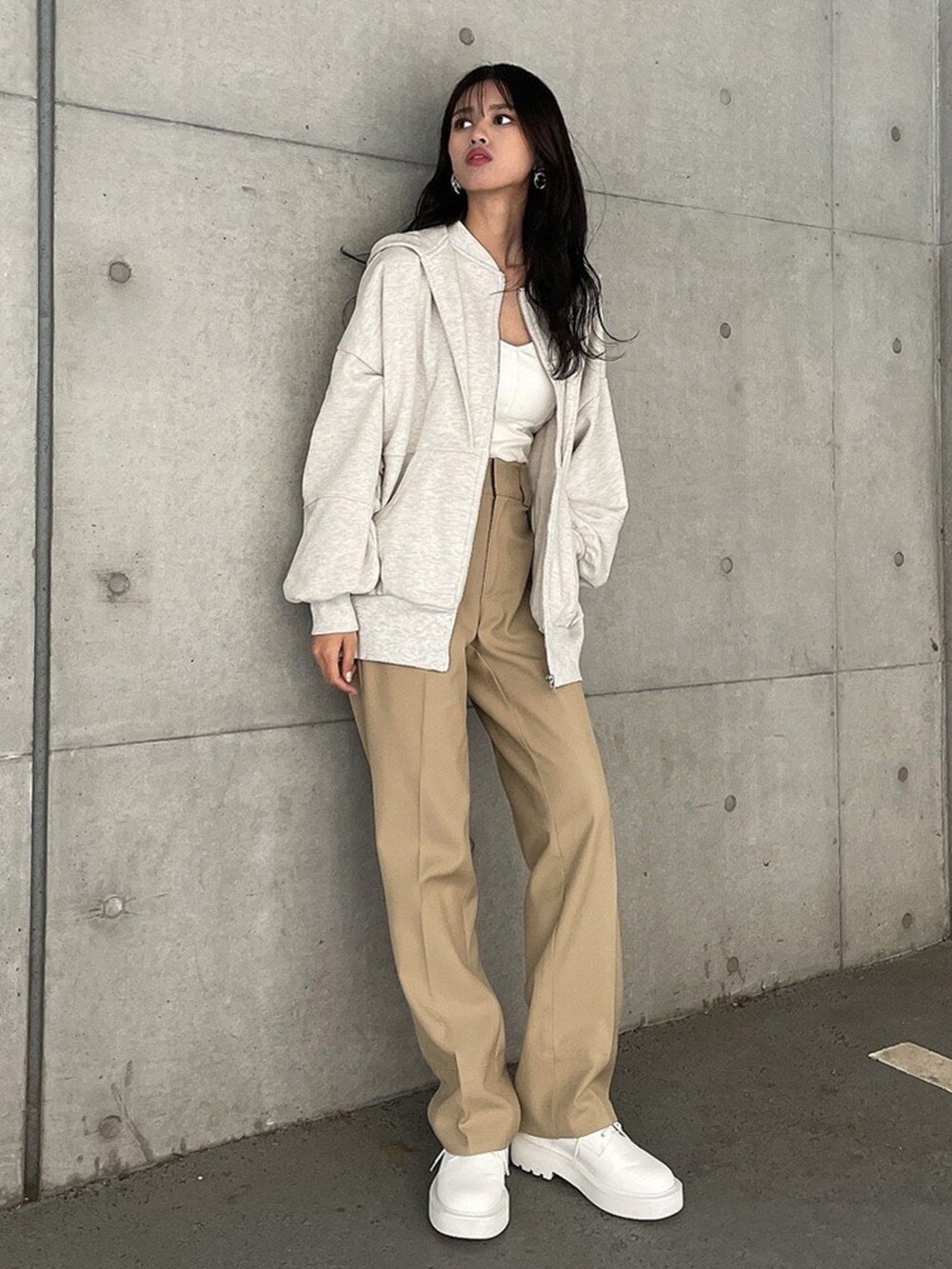 ホワイト系のパーカー、ベージュ系のその他パンツ、ホワイト系のその他シューズを着用したレディースの春コーディネートの2枚目の写真