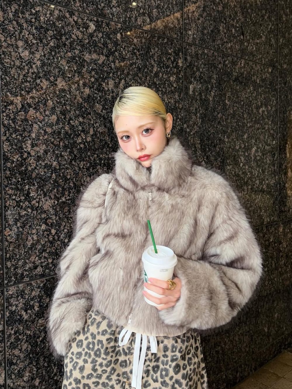 ベージュ系のその他アウターを着用したレディースの秋コーディネートの2枚目の写真