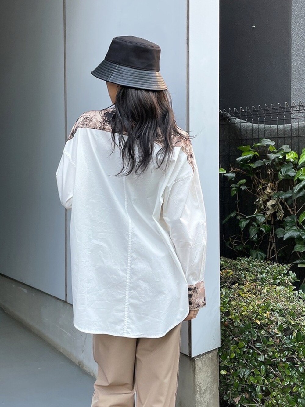 ベージュ系のシャツ/ブラウス、ブラック系のスラックス、ブラック系のその他シューズを着用したレディースの春コーディネートの3枚目の写真