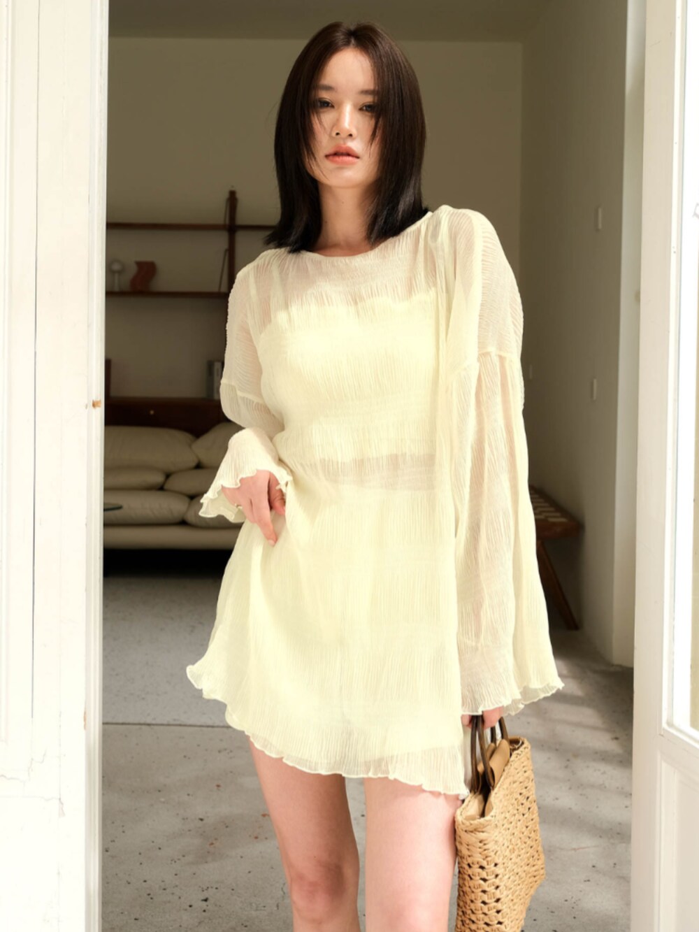 ホワイト系の水着、その他のその他を着用したレディースの夏コーディネートの2枚目の写真