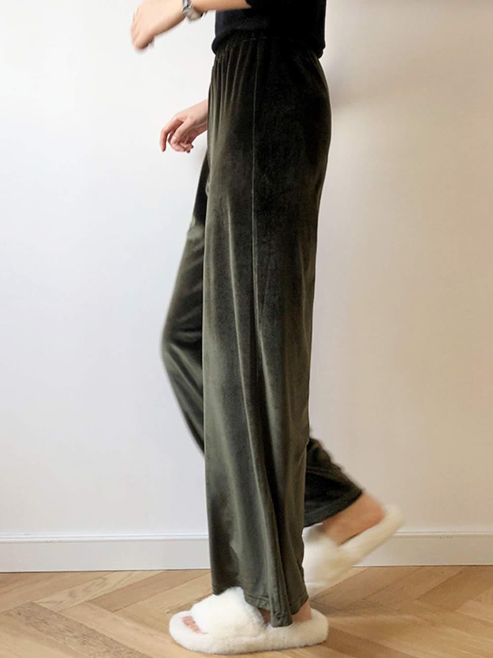 グリーン系のその他パンツ、その他のその他を着用したレディースの冬コーディネートの3枚目の写真