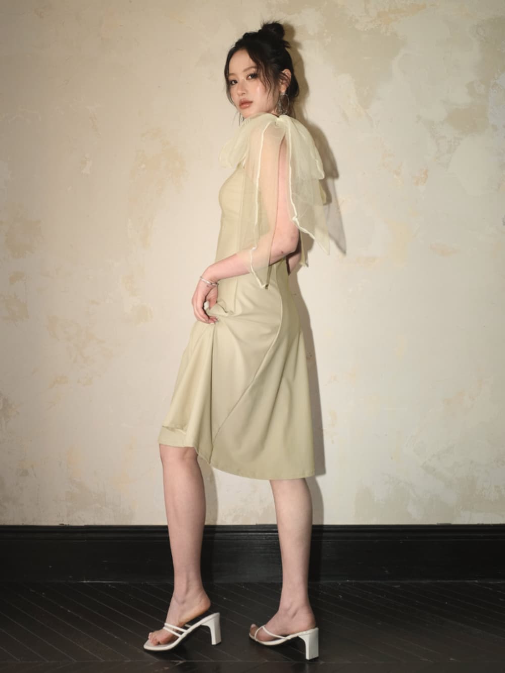 「リボン、お出かけコーデ、春夏コーデ、シンプルコーデ、ワンピース、韓国ファッション、春服コーデ、大人女子、大人ガーリー、ootd、今日のコーデ、ガーリー、水着、OSYAREVO、アイボリー」｜「OSYAREVOのチュールリボン ワンピース 水着（水着、ベージュ系）」を使った、OSYAREVOさん（レディース・167cm）の春コーディネートの2枚目の写真