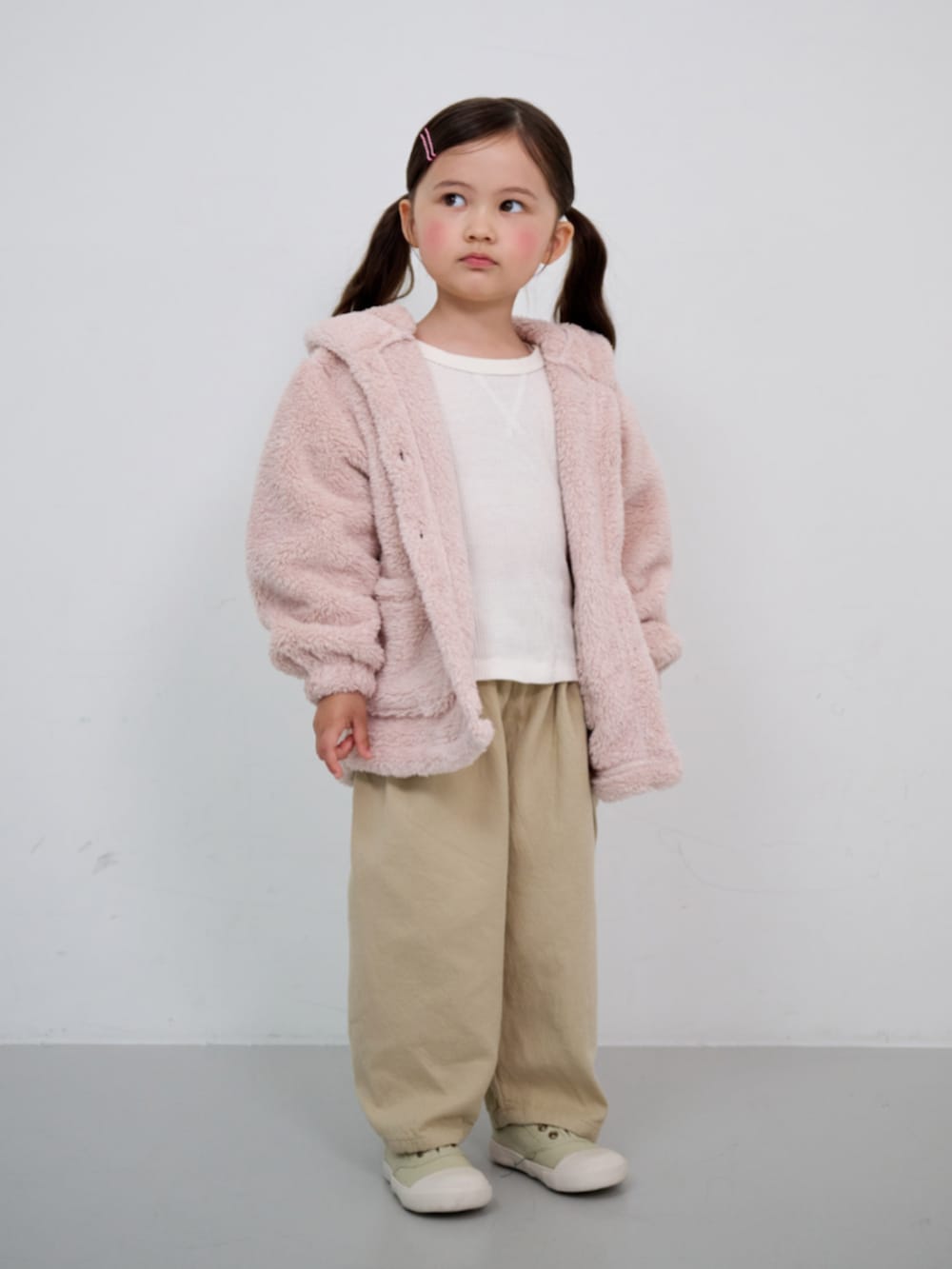 その他のその他、ピンク系のルームウェア/パジャマを着用したキッズの秋コーディネートの5枚目の写真