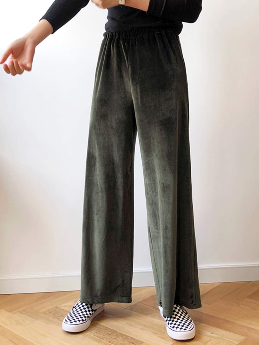 グリーン系のその他パンツ、その他のその他を着用したレディースの冬コーディネートの2枚目の写真