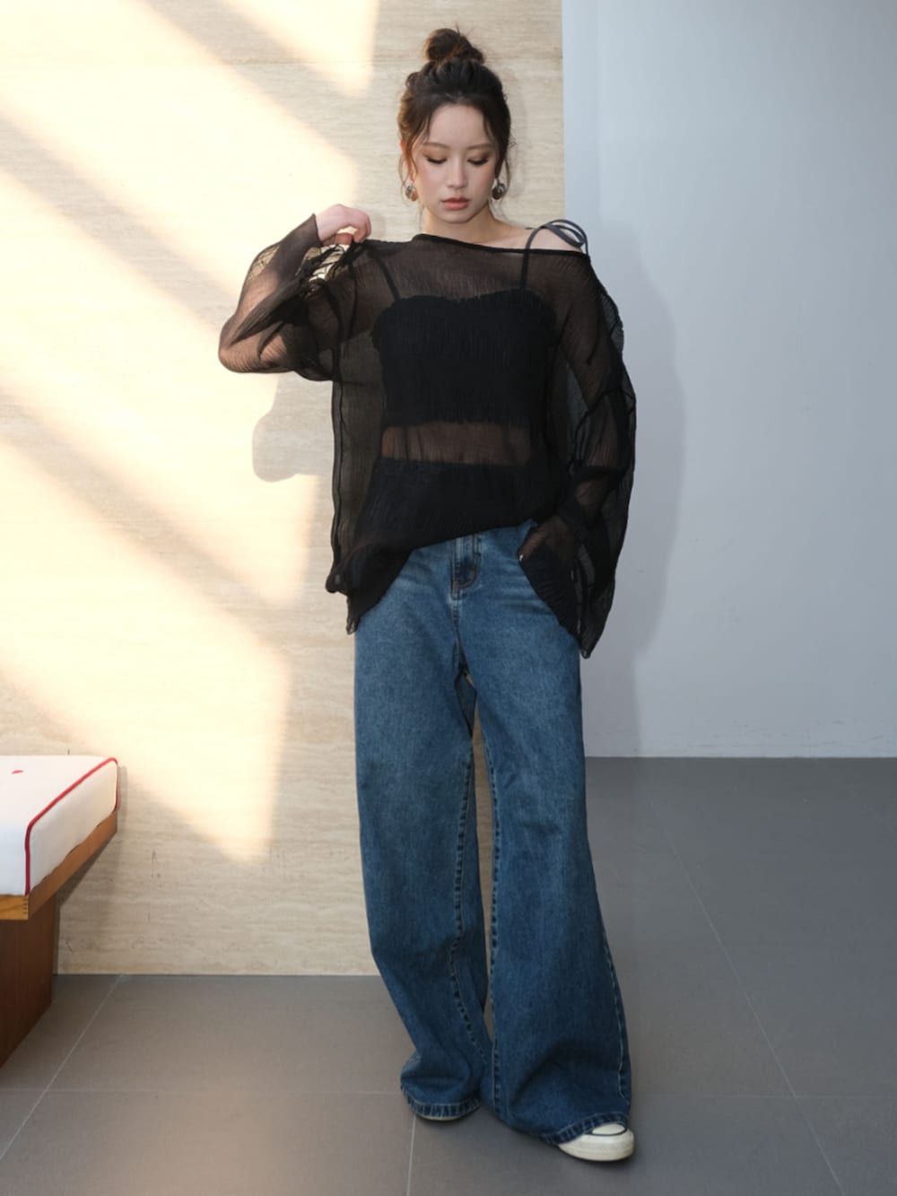 「春色、モノトーン、アウトドアスタイル、シアートップス、ショートパンツ、韓国ファッション、春服コーデ、パンツコーデ、ゆるシルエット、ラクチンコーデ、大人カジュアルコーデ、レディースファッション、大人女子、オトナ女子、OSYAREVO」｜「OSYAREVOの【公式】インスタグラム（その他、その他）」を使った、OSYAREVOさん（レディース・167cm）の春コーディネートの4枚目の写真