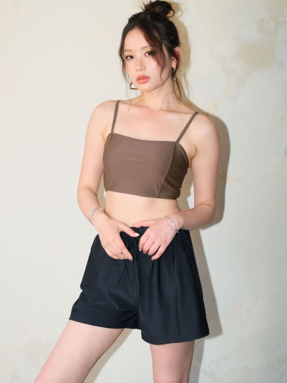 「デニム、初夏コーデ、シンプルスタイル、カジュアルスタイル、夏ファッション、レイヤードコーデ、大人コーデ、ラクチンコーデ、大人可愛い、カジュアルガーリー、大人かわいい、ブラウン、きれいめカジュアル、スポーツミックス、OSYAREVO」｜「OSYAREVOの【公式】インスタグラム（その他、その他）」を使った、OSYAREVOさん（レディース・167cm）の春コーディネートの3枚目の写真