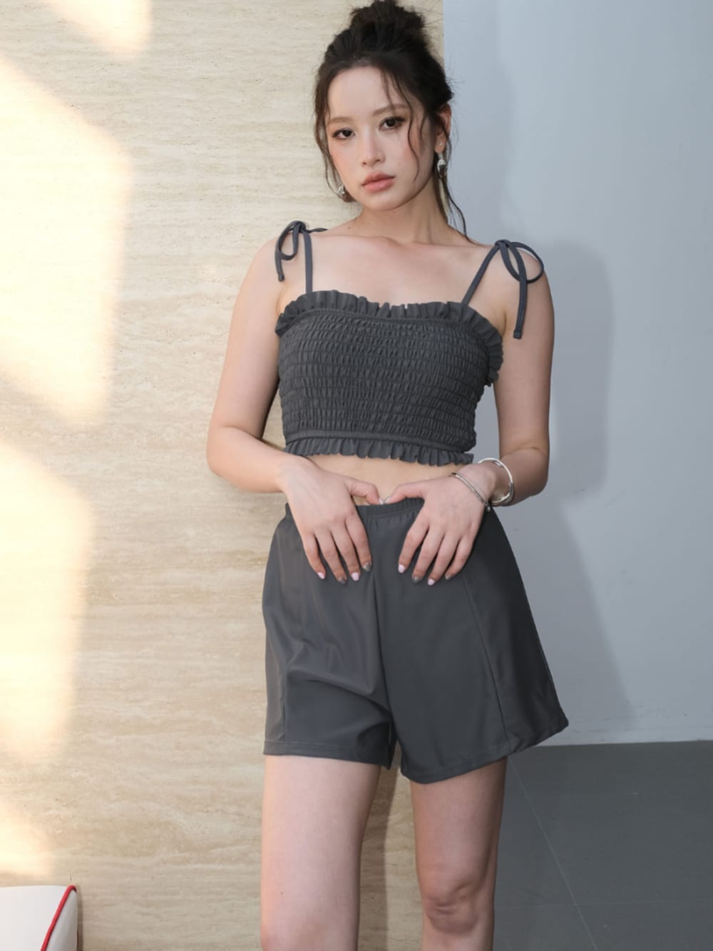 「春色、モノトーン、アウトドアスタイル、シアートップス、ショートパンツ、韓国ファッション、春服コーデ、パンツコーデ、ゆるシルエット、ラクチンコーデ、大人カジュアルコーデ、レディースファッション、大人女子、オトナ女子、OSYAREVO」｜「OSYAREVOの【公式】インスタグラム（その他、その他）」を使った、OSYAREVOさん（レディース・167cm）の春コーディネートの3枚目の写真
