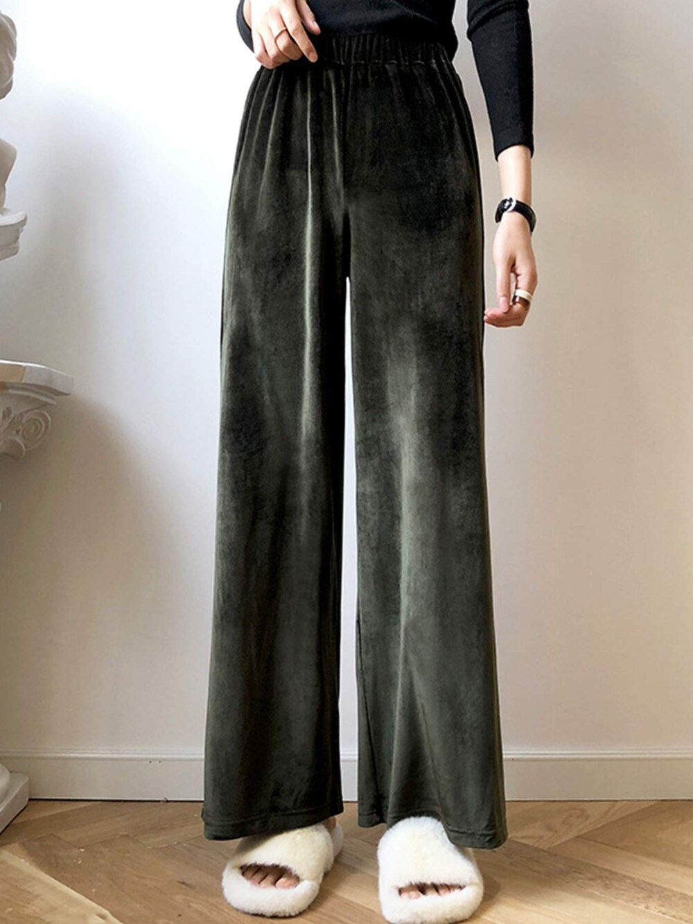 グリーン系のその他パンツ、その他のその他を着用したレディースの冬コーディネートの4枚目の写真