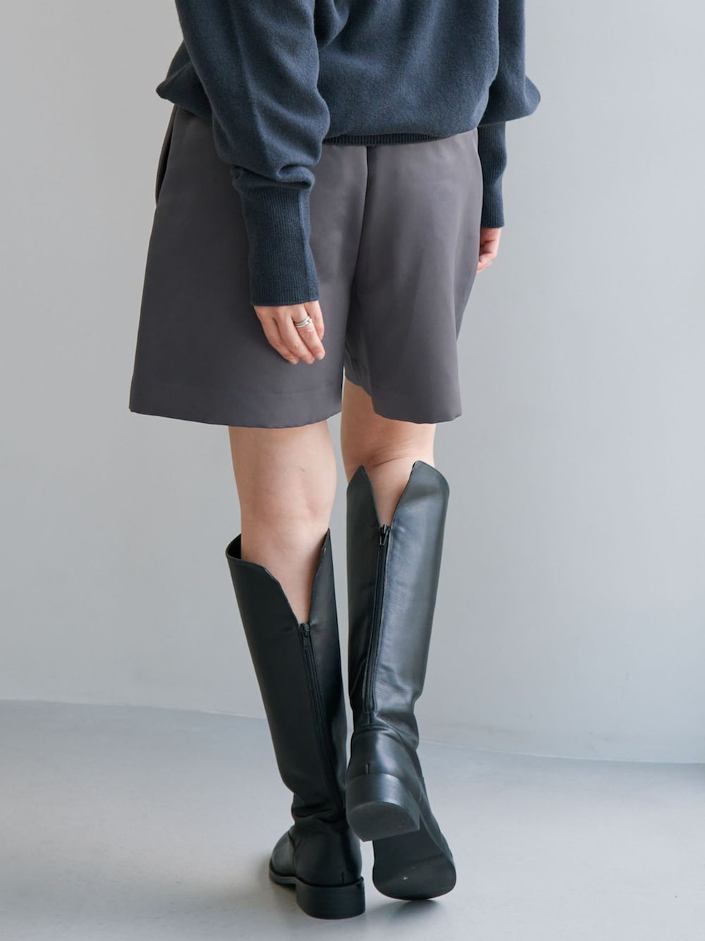 グレー系のその他パンツ、グレー系のニット/セーターを着用したレディースの夏コーディネートの8枚目の写真