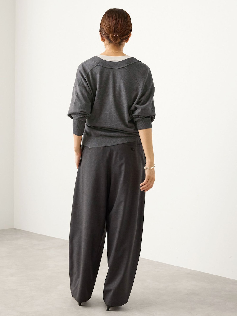 グレー系のその他パンツ、グレー系のTシャツ/カットソー、グレー系のカーディガン/ボレロを着用したレディースの夏コーディネートの3枚目の写真