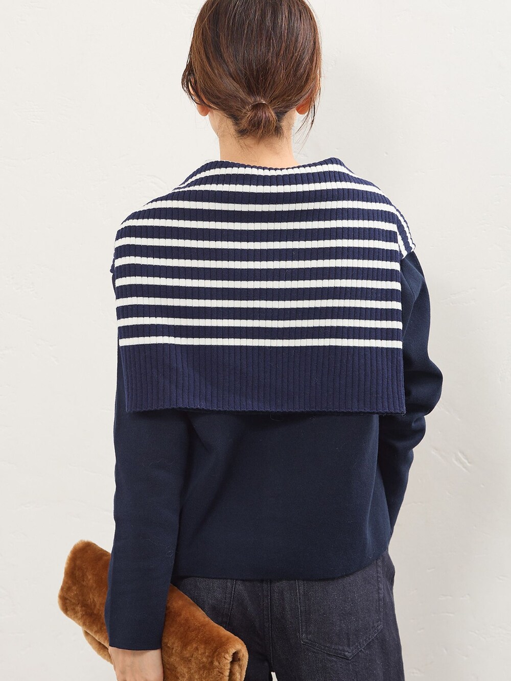 ブルー系のデニムパンツを着用したレディースの秋コーディネートの5枚目の写真