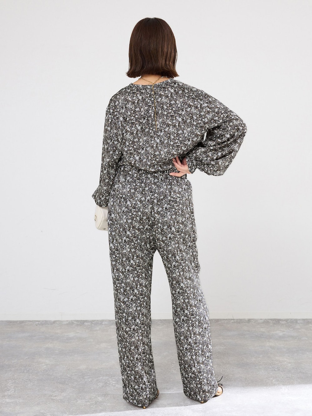 グレー系のその他パンツ、グレー系のシャツ/ブラウス、ホワイト系のショルダーバッグを着用したレディースの春コーディネートの3枚目の写真