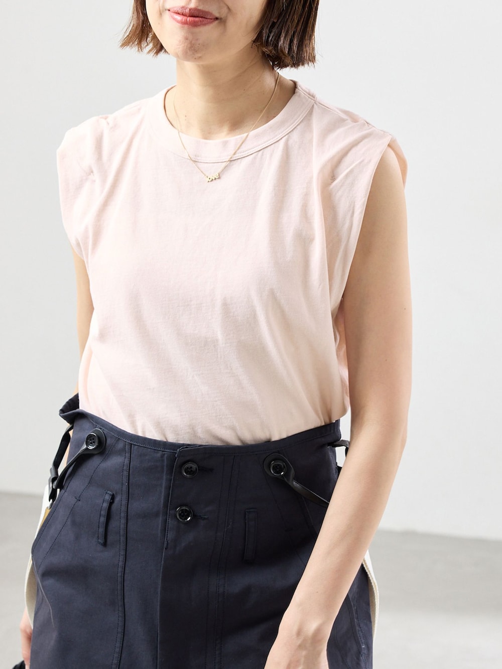 ブルー系のその他パンツ、ピンク系のTシャツ/カットソー、ブラック系のハンドバッグを着用したレディースの春コーディネートの4枚目の写真