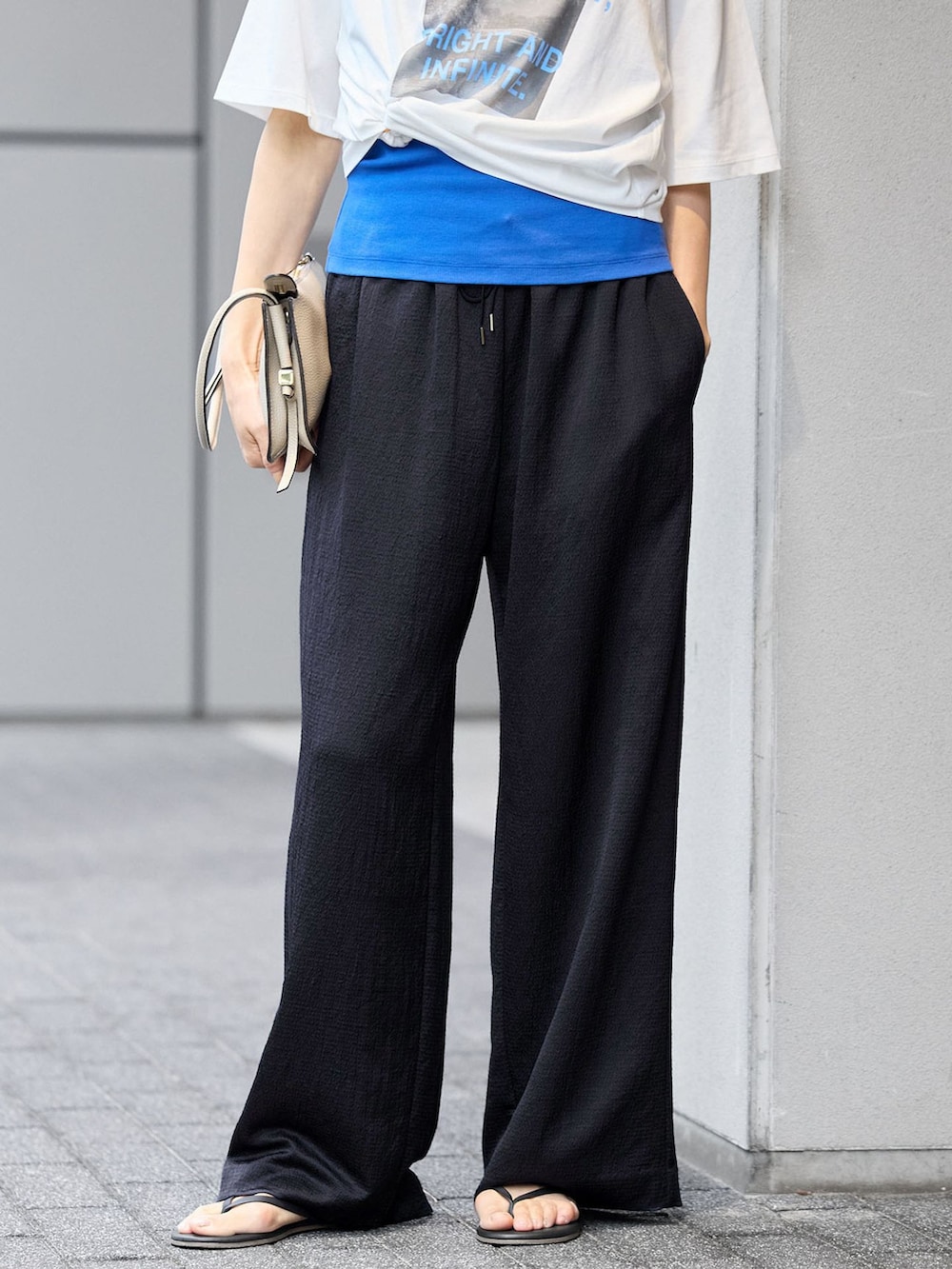 ブルー系のその他パンツ、ブルー系のTシャツ/カットソー、ブルー系のTシャツ/カットソーを着用したレディースの夏コーディネートの4枚目の写真