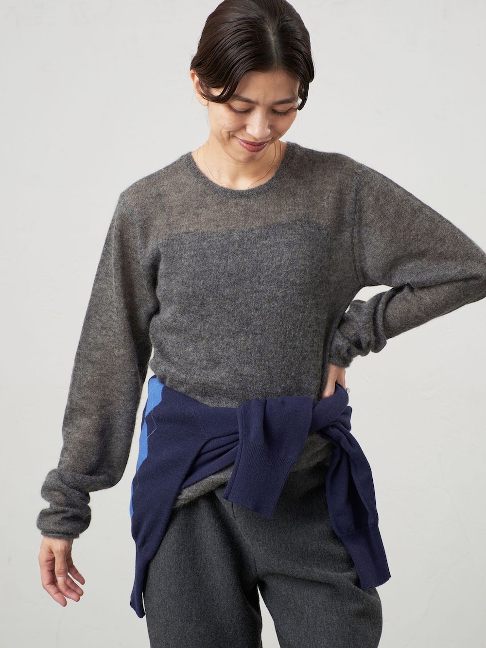 グレー系のその他パンツ、グレー系のニット/セーターを着用したレディースの秋コーディネートの4枚目の写真
