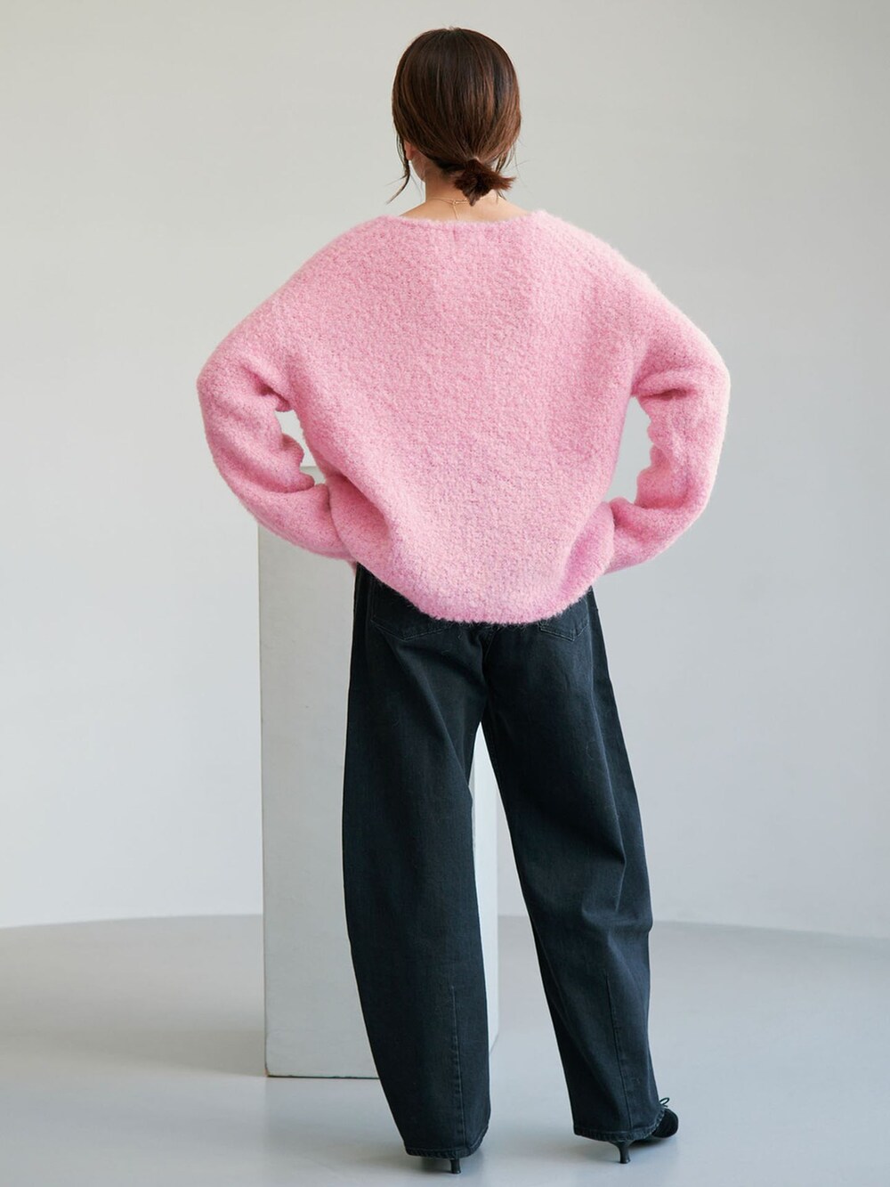 ブラック系のデニムパンツ、ピンク系のニット/セーターを着用したレディースの夏コーディネートの3枚目の写真