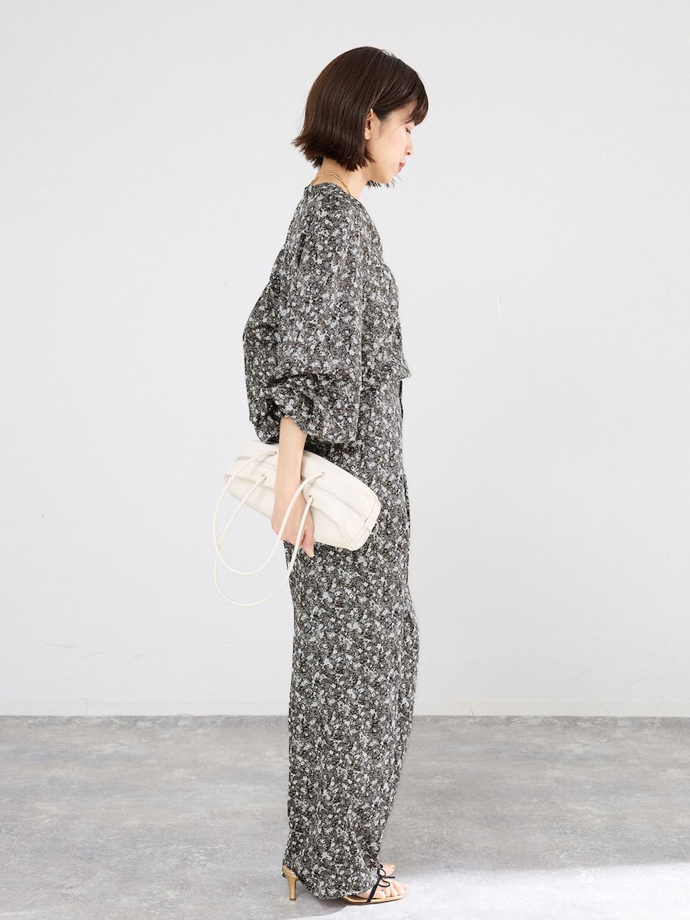 グレー系のその他パンツ、グレー系のシャツ/ブラウス、ホワイト系のショルダーバッグを着用したレディースの春コーディネートの2枚目の写真