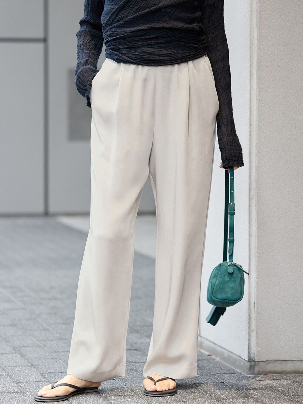 ベージュ系のその他パンツ、ブラック系のシャツ/ブラウス、ブラック系のサンダルを着用したレディースの夏コーディネートの6枚目の写真