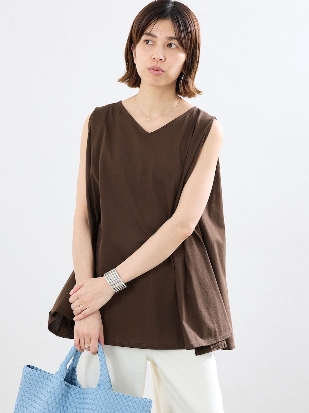ブラウン系のTシャツ/カットソー、ブルー系のトートバッグを着用したレディースの春コーディネートの3枚目の写真