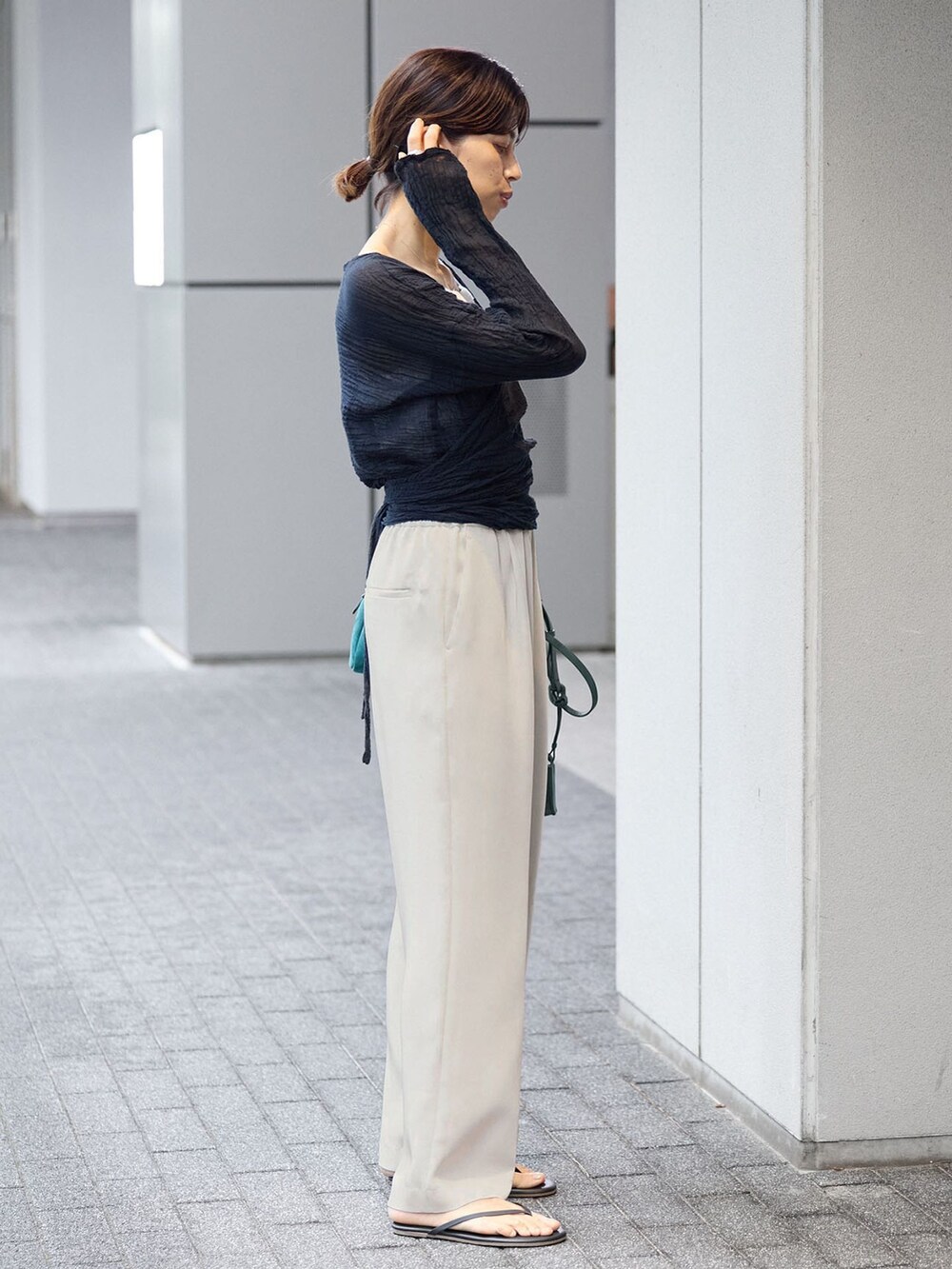 ベージュ系のその他パンツ、ブラック系のシャツ/ブラウス、ブラック系のサンダルを着用したレディースの夏コーディネートの2枚目の写真
