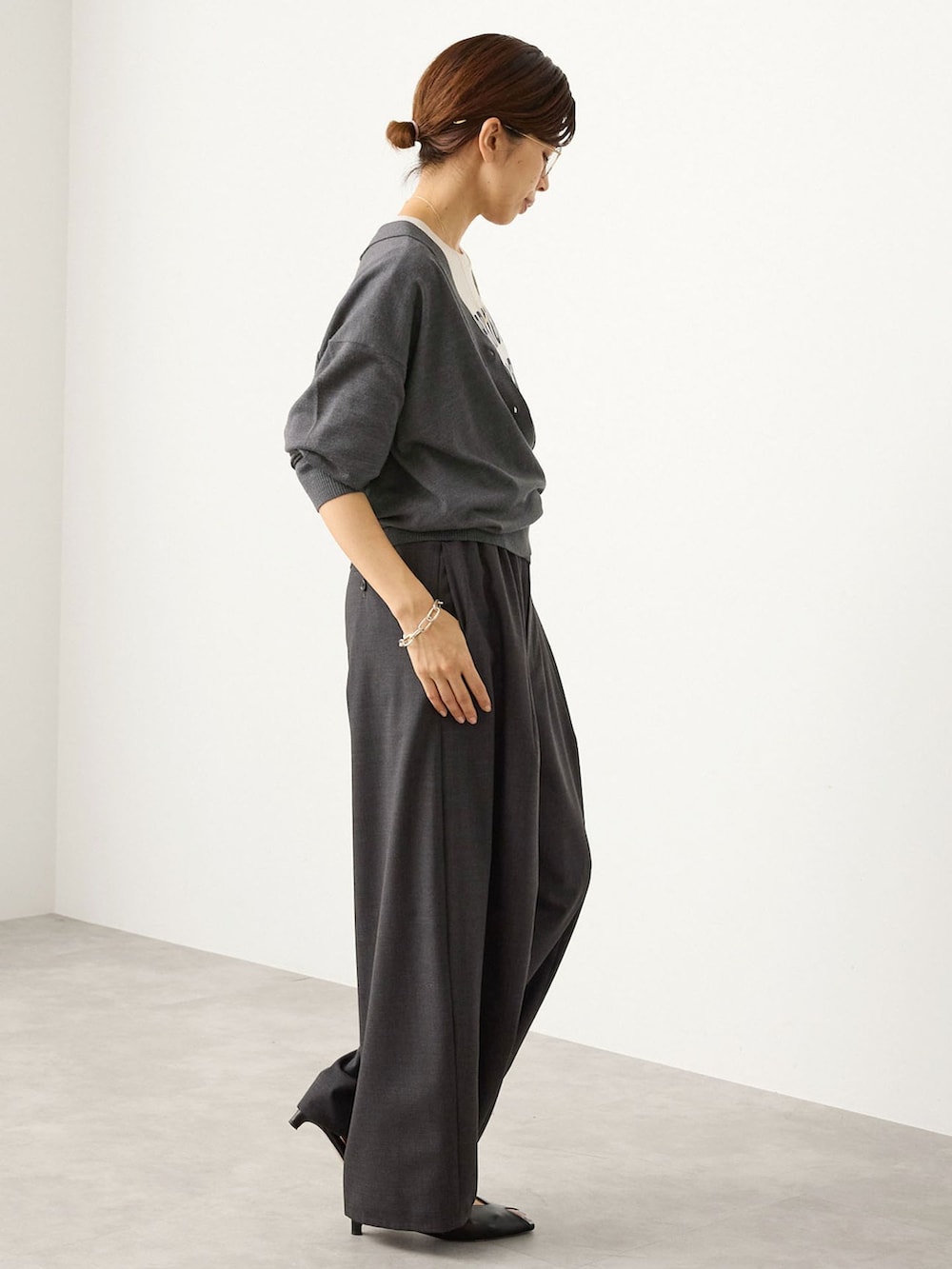 グレー系のその他パンツ、グレー系のTシャツ/カットソー、グレー系のカーディガン/ボレロを着用したレディースの夏コーディネートの2枚目の写真
