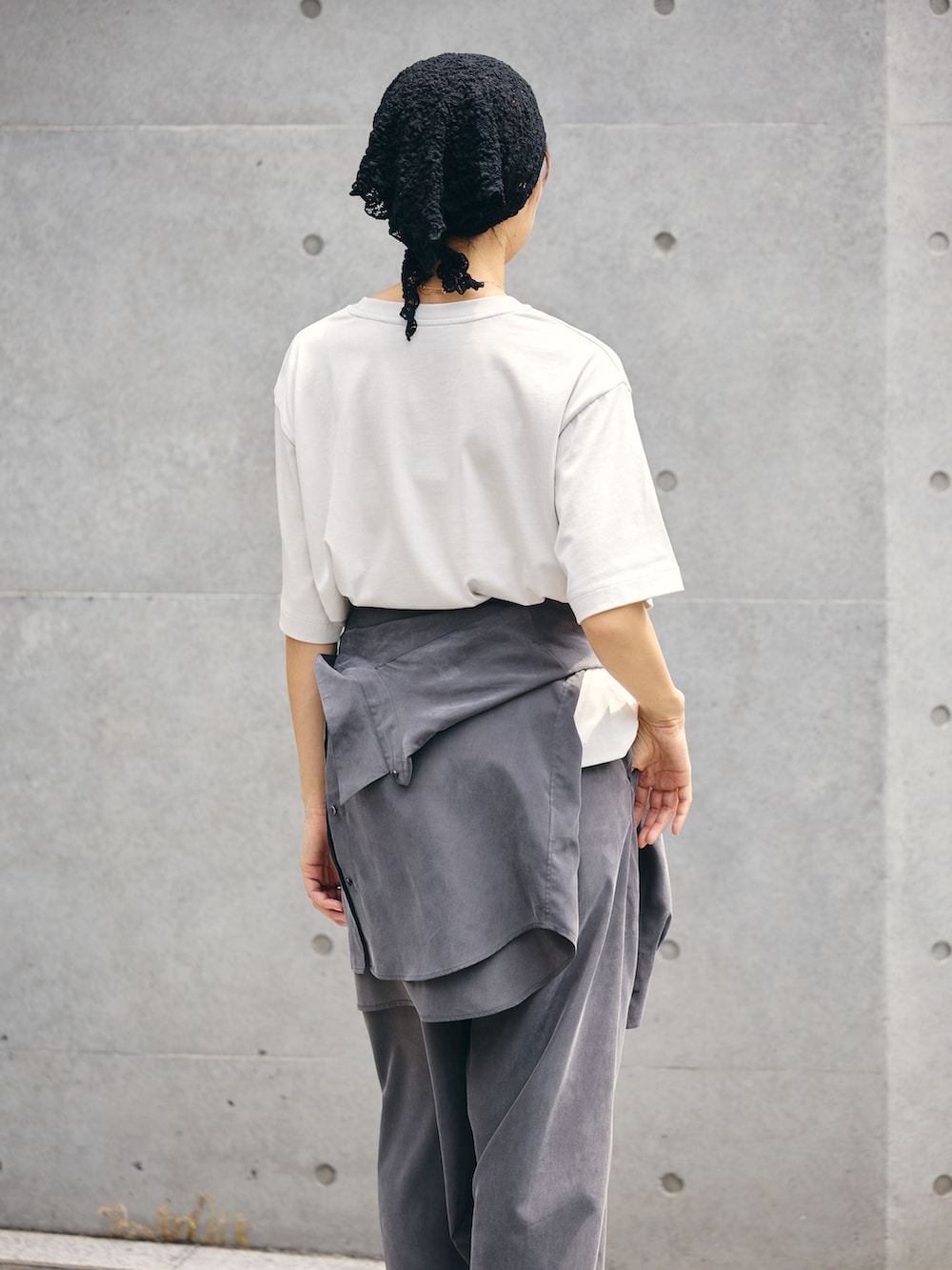 グレー系のその他パンツ、グレー系のシャツ/ブラウス、シルバー系のサンダルを着用したレディースの夏コーディネートの5枚目の写真