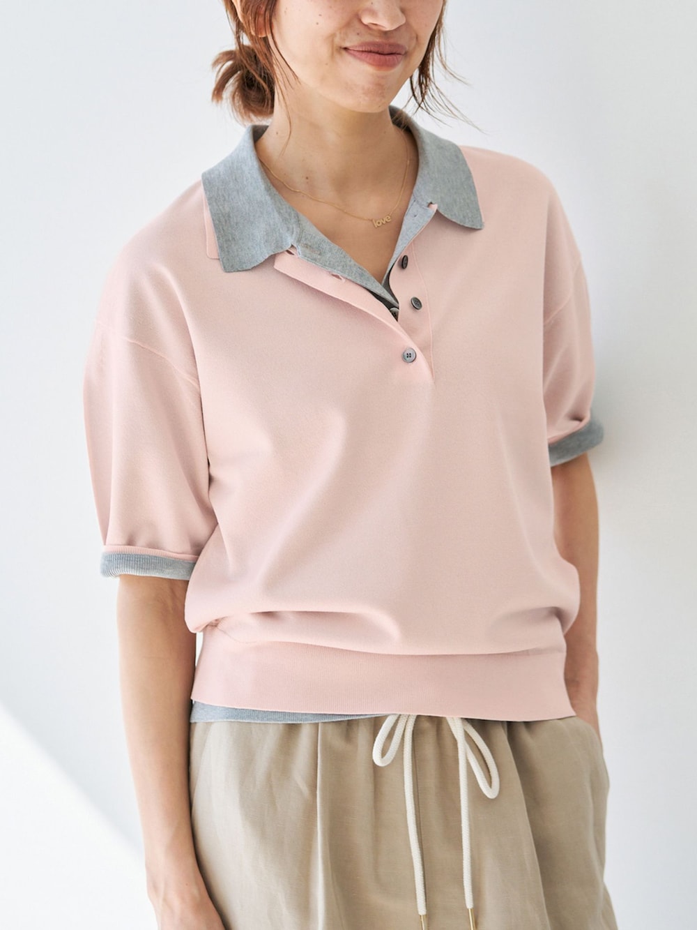 ベージュ系のその他パンツ、グレー系のニット/セーター、ピンク系のニット/セーターを着用したレディースの春コーディネートの8枚目の写真