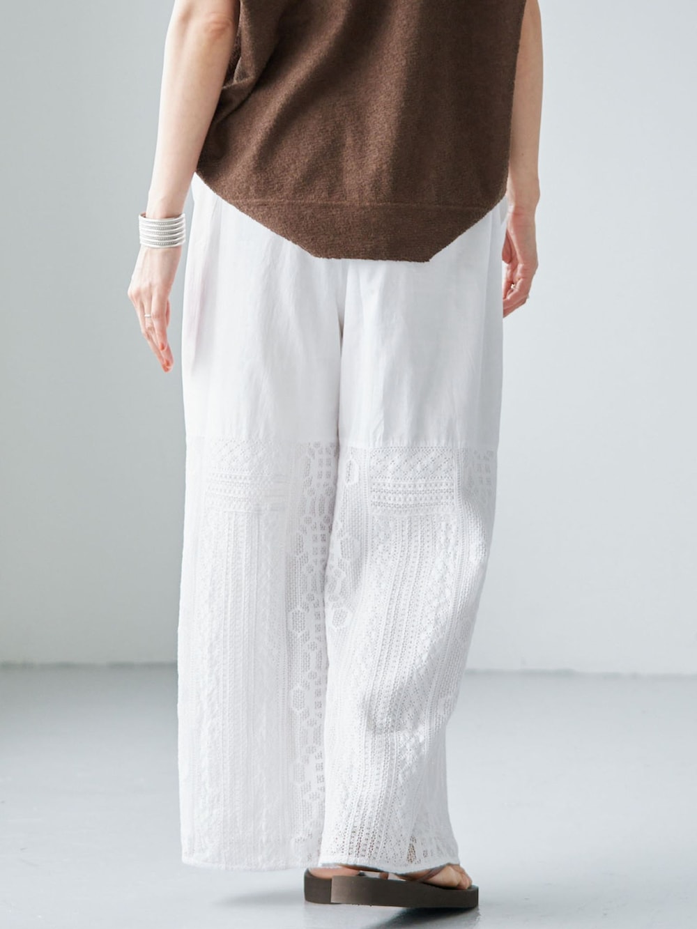 ホワイト系のその他パンツ、グリーン系のTシャツ/カットソー、ブラウン系のサンダルを着用したレディースの夏コーディネートの5枚目の写真