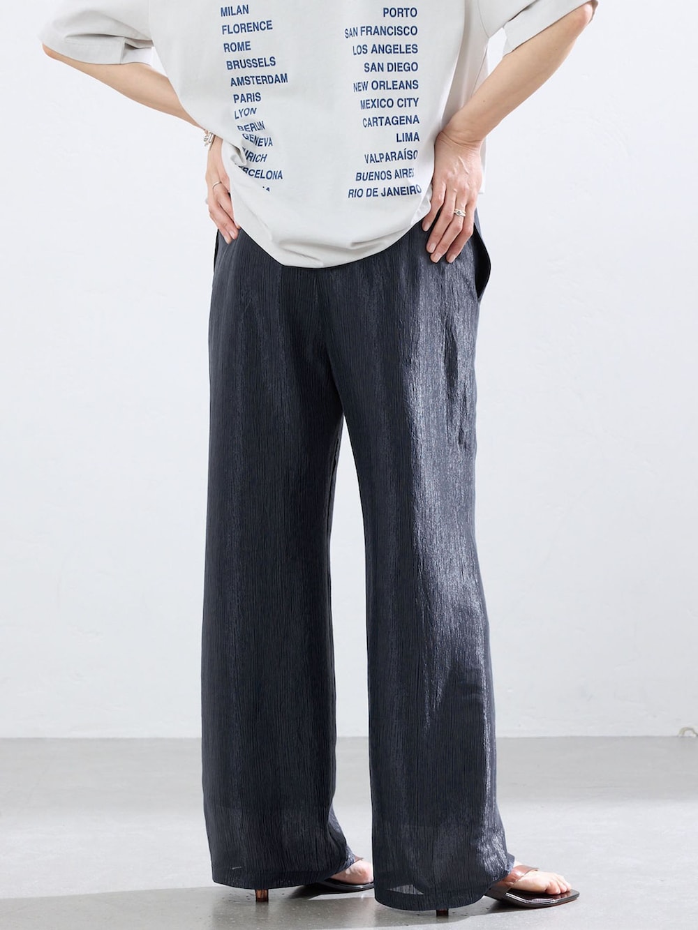 ブルー系のその他パンツ、グレー系のTシャツ/カットソー、ブラウン系のサンダルを着用したレディースの夏コーディネートの5枚目の写真
