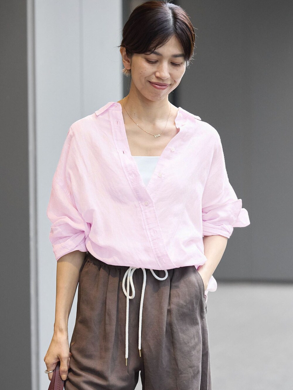 ブラウン系のその他パンツ、ピンク系のシャツ/ブラウス、レッド系のサンダルを着用したレディースの夏コーディネートの4枚目の写真