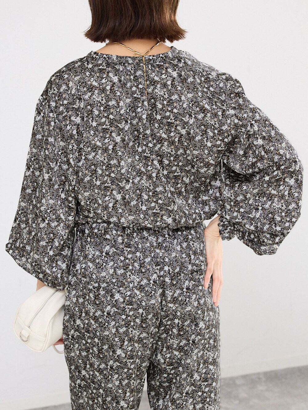グレー系のその他パンツ、グレー系のシャツ/ブラウス、ホワイト系のショルダーバッグを着用したレディースの春コーディネートの5枚目の写真