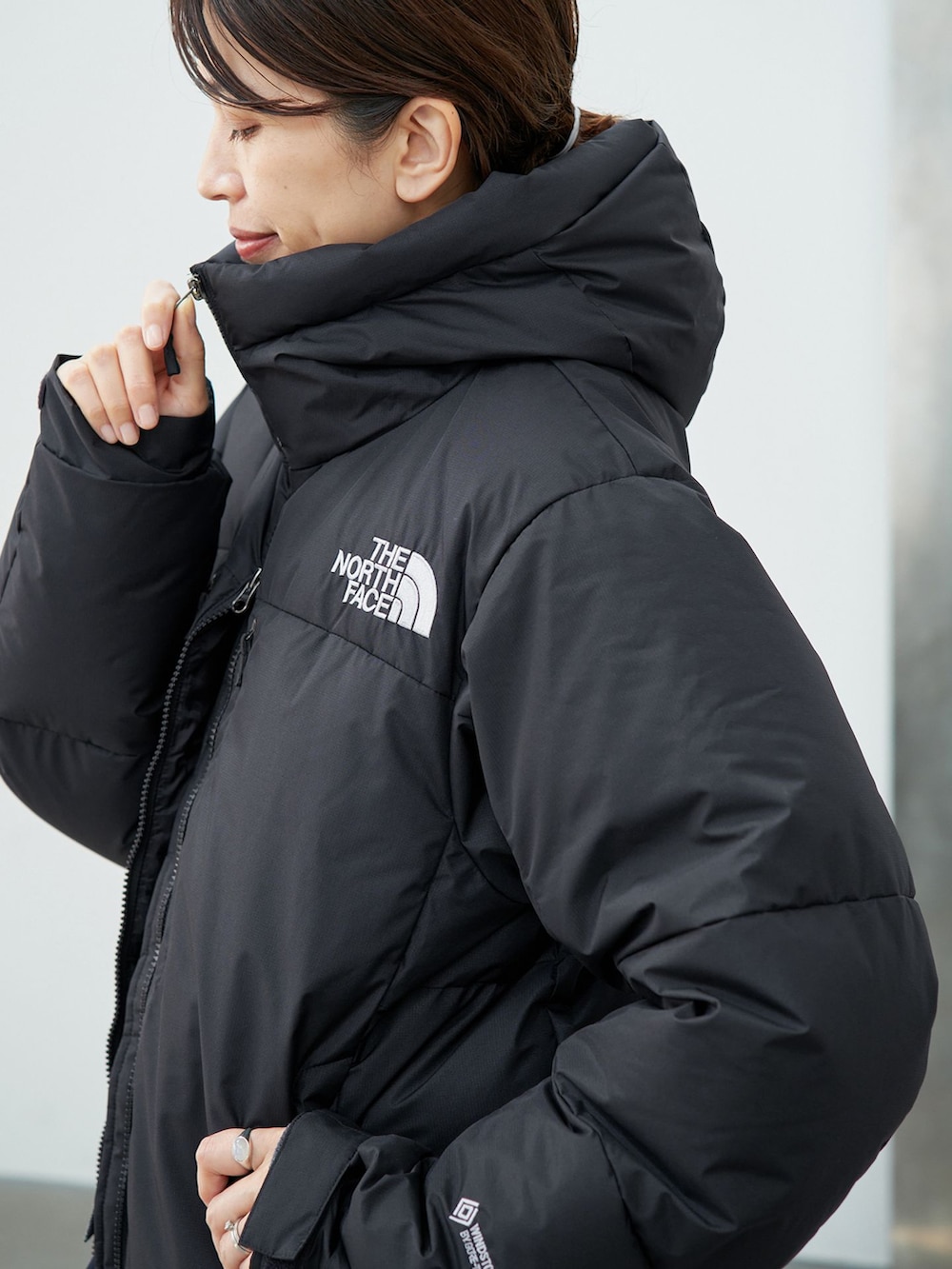 ブラック系のその他アウター、ブラック系のデニムパンツ、グレー系のカーディガン/ボレロを着用したレディースの秋コーディネートの6枚目の写真