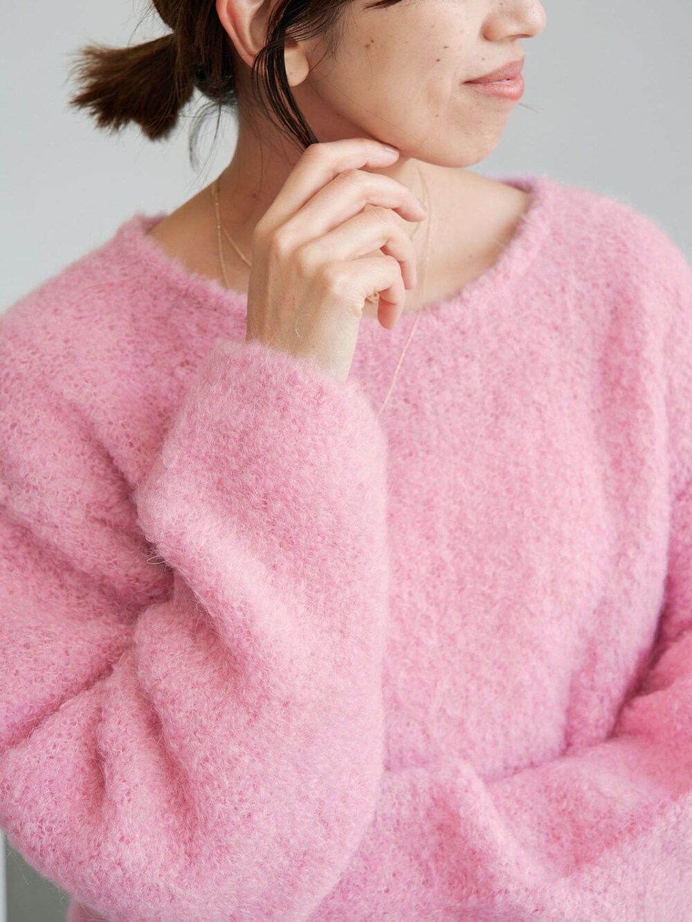 ブラック系のデニムパンツ、ピンク系のニット/セーターを着用したレディースの夏コーディネートの6枚目の写真