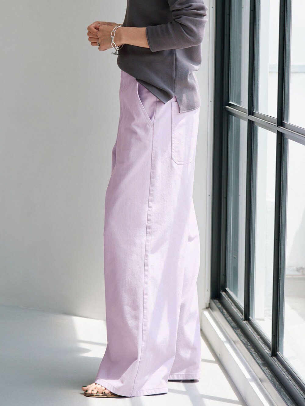 パープル系のその他パンツ、グレー系のニット/セーターを着用したレディースの夏コーディネートの8枚目の写真