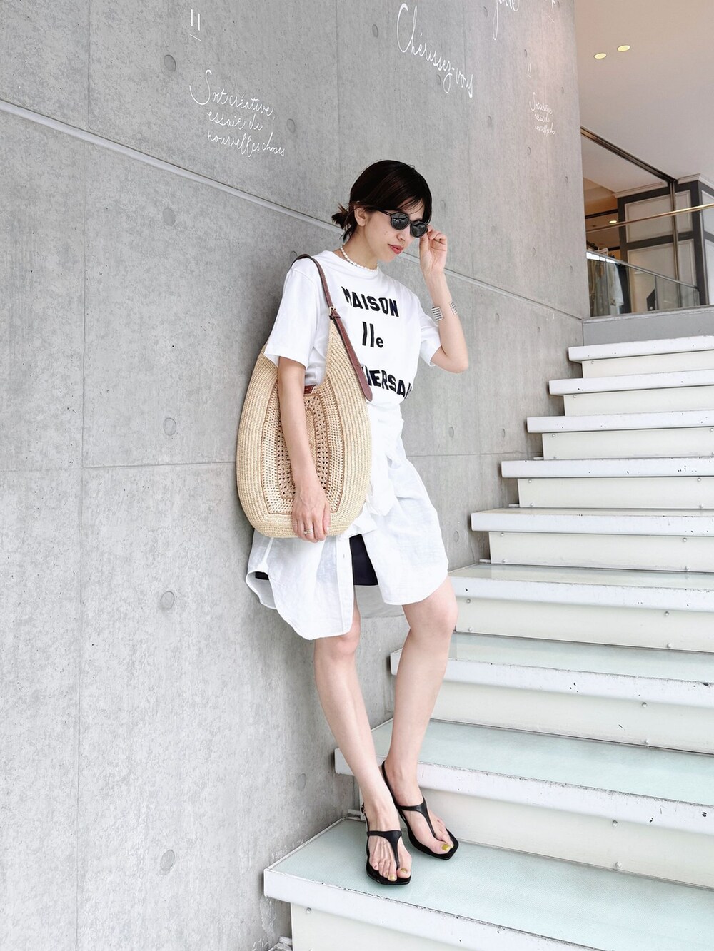 ブラック系のその他パンツ、ホワイト系のシャツ/ブラウス、ホワイト系のTシャツ/カットソーを着用したレディースの夏コーディネートの5枚目の写真
