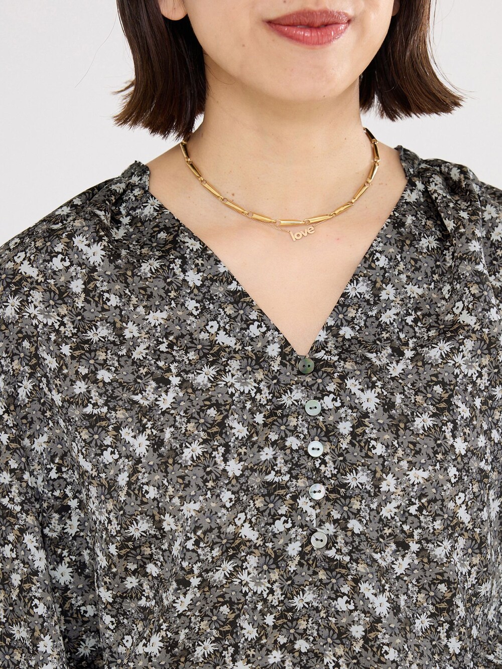 グレー系のその他パンツ、グレー系のシャツ/ブラウス、ホワイト系のショルダーバッグを着用したレディースの春コーディネートの6枚目の写真