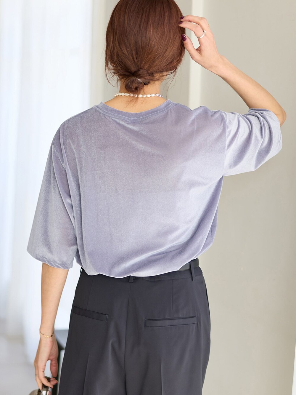 ブルー系のスラックス、グレー系のTシャツ/カットソーを着用したレディースの春コーディネートの5枚目の写真