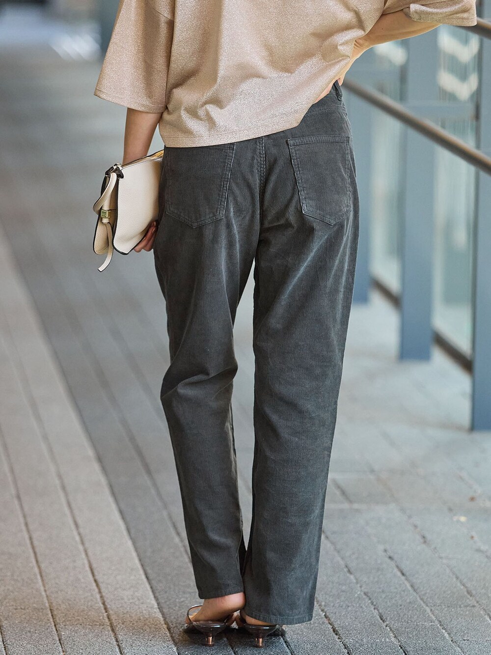 ブラック系のその他パンツ、ゴールド系のTシャツ/カットソー、ブラウン系のサンダルを着用したレディースの夏コーディネートの8枚目の写真