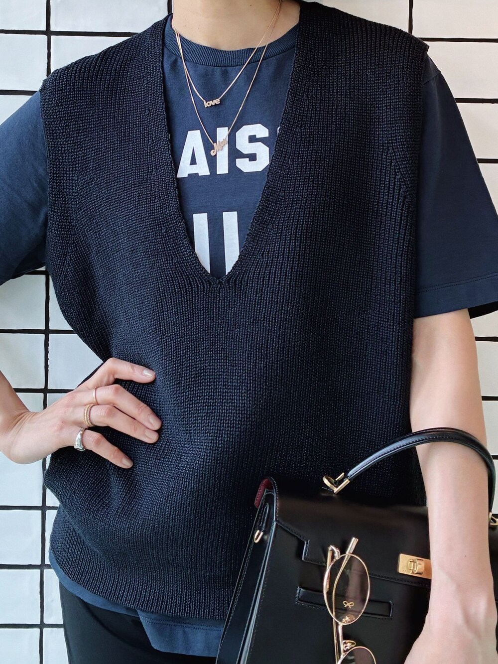 ブルー系のTシャツ/カットソー、ブラック系のその他パンツ、ブラック系のサンダルを着用したレディースの春コーディネートの6枚目の写真